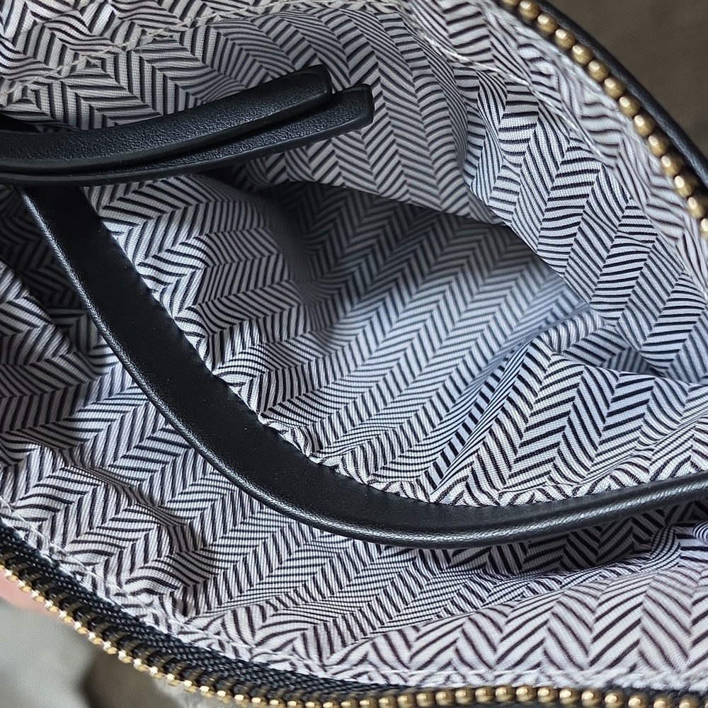 Elegant Black Crossbody Bag - Picture 2 of 2